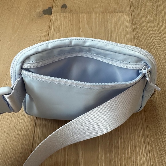 COPY - lululemon pastel blue everywhere belt bag - Picture 2 of 4